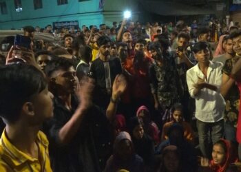 চট্টগ্রামে গভীর রাতে গার্মেন্টস শ্রমিকদের সড়ক অবরোধ