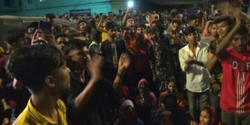 চট্টগ্রামে গভীর রাতে গার্মেন্টস শ্রমিকদের সড়ক অবরোধ