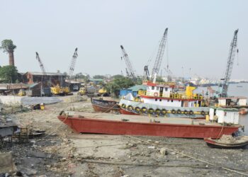 দখল-দূষণে নিশ্বাস বন্ধ হয়ে আসছে কর্ণফুলীর