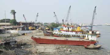 দখল-দূষণে নিশ্বাস বন্ধ হয়ে আসছে কর্ণফুলীর