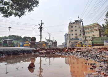 সড়কে খানাখন্দ