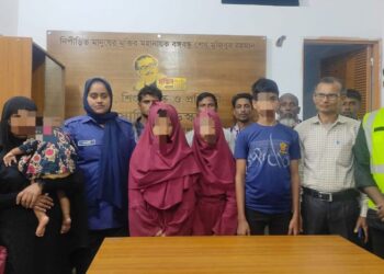 টাকা চুরি করে দুই বান্ধবী নিয়ে কক্সবাজারে পঞ্চম শ্রেণির ছাত্র