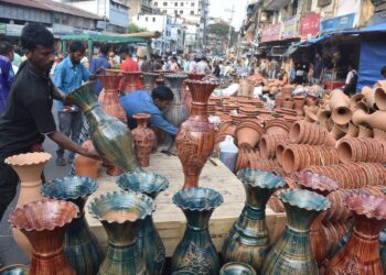 বলী খেলা; মৃৎশিল্পের পসরা সাজিয়ে প্রস্তুত হচ্ছেন বিক্রেতারা