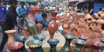 বলী খেলা; মৃৎশিল্পের পসরা সাজিয়ে প্রস্তুত হচ্ছেন বিক্রেতারা