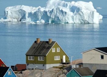 গলে যেতে পারে গ্রিনল্যান্ডের সব বরফ!