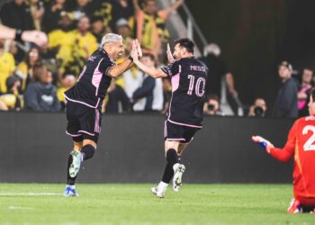 জোড়া গোলে ইন্টার মায়ামিকে শিরোপা জেতালেন মেসি