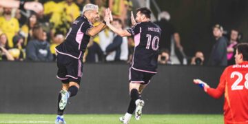 জোড়া গোলে ইন্টার মায়ামিকে শিরোপা জেতালেন মেসি