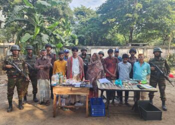 সিআরবিতে ১৫ লাখ টাকা ও দেশীয় অস্ত্রসহ আটক ৫