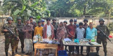 সিআরবিতে ১৫ লাখ টাকা ও দেশীয় অস্ত্রসহ আটক ৫