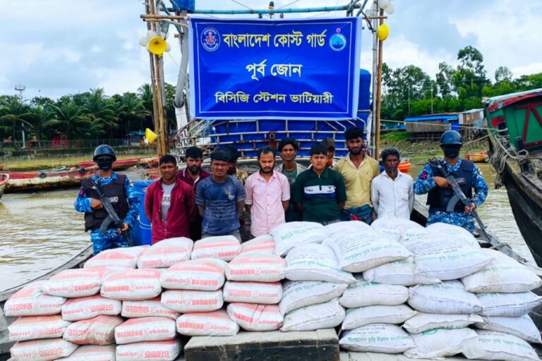 সন্দ্বীপ চ্যানেলে কোস্ট গার্ডের অভিযান, দুইটি বোটসহ ১০ পাচারকারী আটক